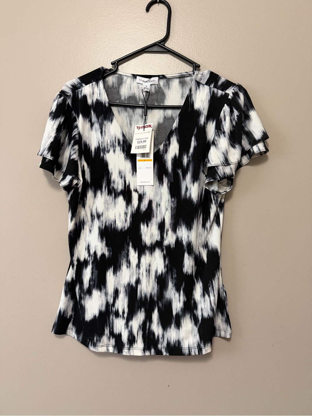 Calvin Klein Black & White Abstract V-Neck Flutter Sleeve Top
